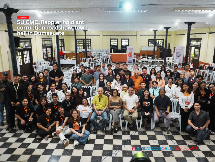 Participants, community movers, civic leaders, and friends and members of the Silliman community join Rappler and CMC for a group photo after the town hall.