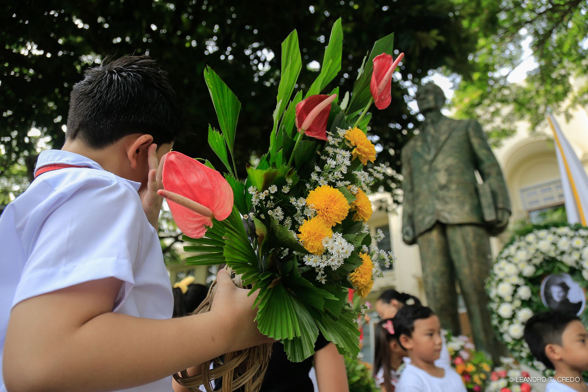 Students honor Hibbards with floral offering