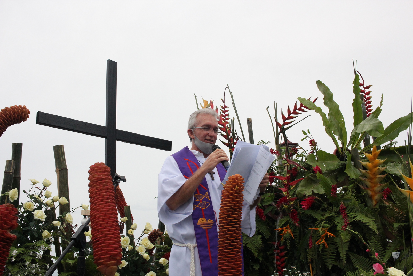 Divinity School faculty, SU Church clergy join ecumenical service opposing 174 Reclamation