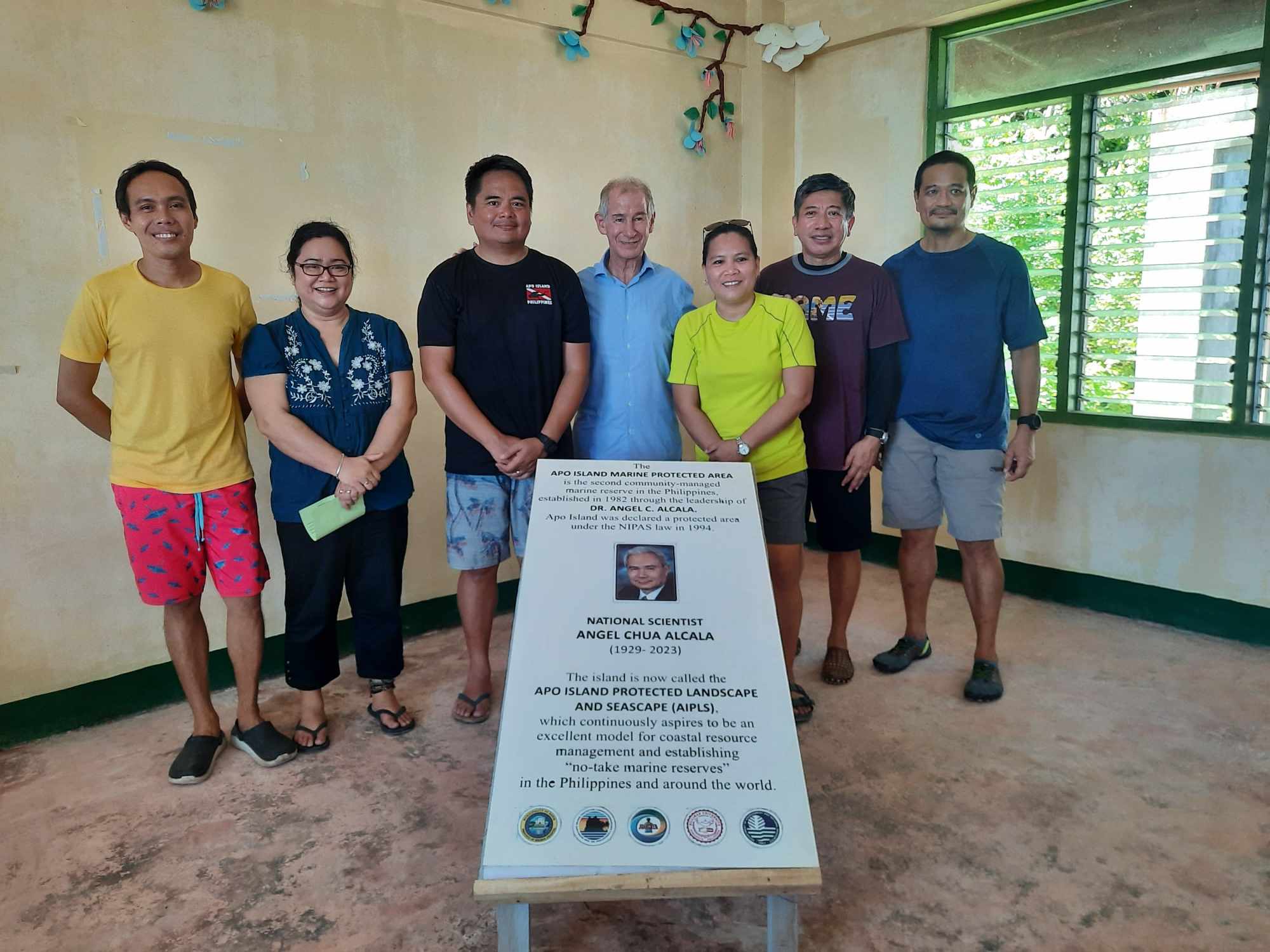 SUAKCREM donates marker on Apo Island commemorating nat’l scientist’s legacy
