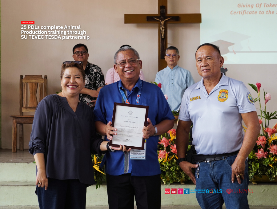 TESDA Provincial Director Fletcher B. Gumahad (center) receives his certificate of appreciation as graduation speaker. He is flanked by Blanchie M. Utzurrum (left), TEVEC head, and NODRC Asst. Warden Renato L. Alcorcon (right).